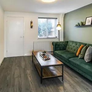 2 Bed Townhouse With Free Parking Nottingham