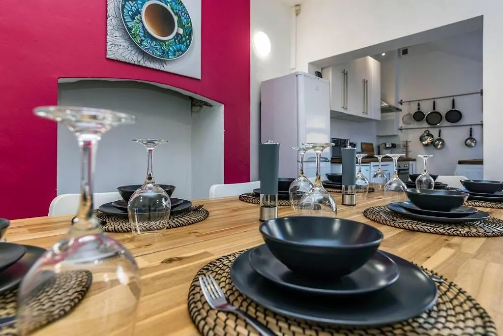Villa Spacious House With Four Bedrooms, Parking And Private Garden, Sleeps Up To 10 People Nottingham United Kingdom
