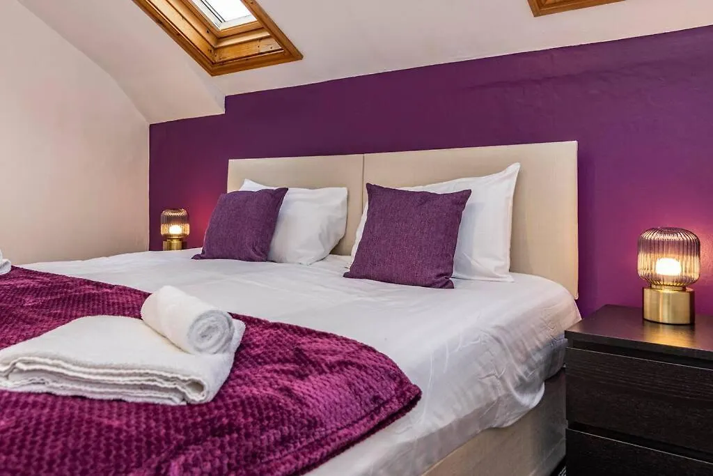 Spacious House With Four Bedrooms, Parking And Private Garden, Sleeps Up To 10 People Nottingham United Kingdom