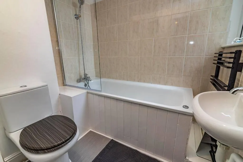 Spacious House With Four Bedrooms, Parking And Private Garden, Sleeps Up To 10 People Nottingham 0*,